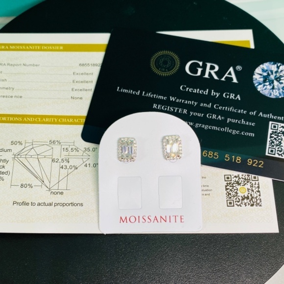 2 carat emerald cut moissanite halo stud earrings 925 NWT certified - Picture 4 of 4